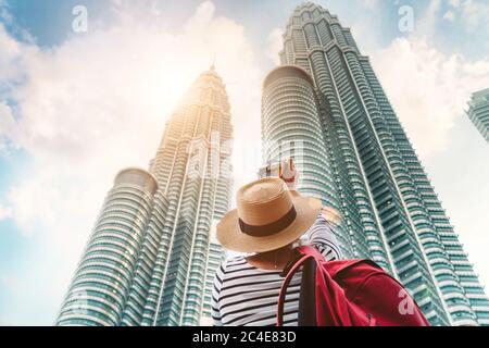 Kuala Lumpur, Malaysia – 12. MÄRZ 2019: Junge Touristen machen Foto von zwei Petronas Türme Wolkenkratzer in der großen asiatischen Kuala Lumpur Stadt Stockfoto