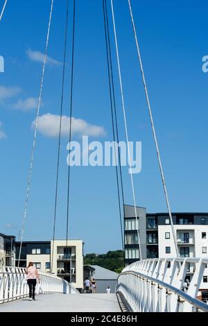 Stadt Fußgängerbrücke Fluss Usk Newport Gwent Wales Stockfoto