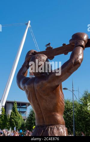 Bronzestatue zu David 'Bomber' Pearce am Flussufer Newport Gwent Wales Stockfoto