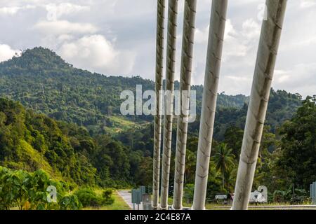 Lawas, Sarawak, Malaysia: Die neue Batang-Lawas-Brücke wurde 2014 nach dem zehnten Malaysia-Plan errichtet. Sie ersetzt die alte Hängebrücke aus den 1970er Jahren. Stockfoto