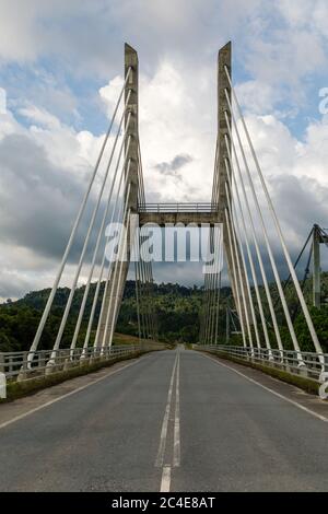 Lawas, Sarawak, Malaysia: Die neue Batang-Lawas-Brücke wurde 2014 nach dem zehnten Malaysia-Plan errichtet. Sie ersetzt die alte Hängebrücke aus den 1970er Jahren. Stockfoto