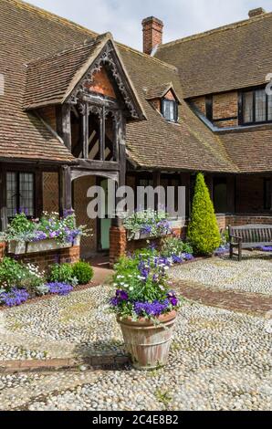 Der Hof der historischen Almshäuser aus dem 15. Jahrhundert, im Dorf Ewelme, Oxfordshire, Großbritannien Stockfoto