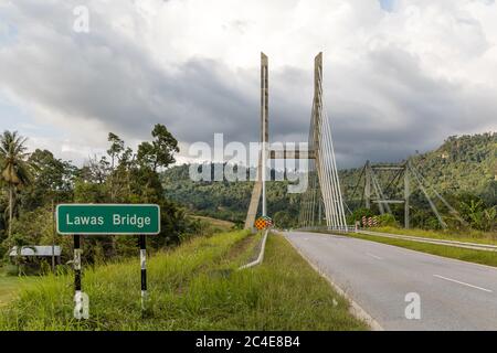 Lawas, Sarawak, Malaysia: Die neue Batang-Lawas-Brücke wurde 2014 nach dem zehnten Malaysia-Plan errichtet. Sie ersetzt die alte Hängebrücke aus den 1970er Jahren. Stockfoto