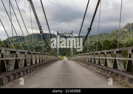 Lawas, Sarawak, Malaysia: Die neue Batang-Lawas-Brücke wurde 2014 nach dem zehnten Malaysia-Plan errichtet. Sie ersetzt die alte Hängebrücke aus den 1970er Jahren. Stockfoto