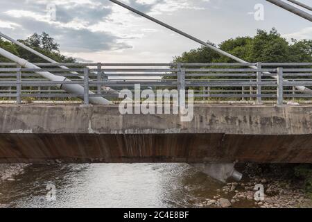 Lawas, Sarawak, Malaysia: Die neue Batang-Lawas-Brücke wurde 2014 nach dem zehnten Malaysia-Plan errichtet. Sie ersetzt die alte Hängebrücke aus den 1970er Jahren. Stockfoto