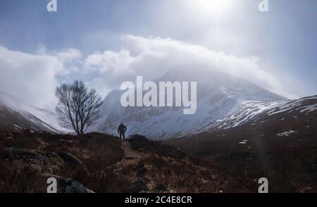 Unglaubliche Aussicht auf den Ben Nevis Berg - ist der höchste Berg der Britischen Inseln. Allein Reisende Rucksacktouristen Wandern auf Moorland in Highlands, Schotte Stockfoto