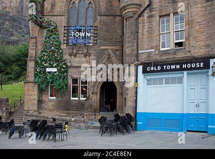 Edinburgh, Schottland, Großbritannien. 26. Juni 2020. Einige Pubs und Restaurants im Stadtzentrum sind noch so verladen, wie sie zu Beginn der Pandemischen Krise in Schottland waren, aber andere zeigen einige Lebenszeichen wie Malerei und Dekoration und vielleicht Veränderungen, um den neuen Anforderungen der sozialen Distanzierung gerecht zu werden. Im Bild: C*altes Stadthaus im Grassmarket. Die einzigartige Dachterrasse des Pubs liegt unterhalb des Edinburgh Castle und bietet einen atemberaubenden Blick auf das historische Wahrzeichen Stockfoto