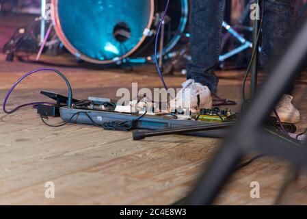 Soundeffekte Pedale, musikalische Ausrüstung bei einem Konzert Stockfoto