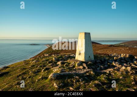 Trig Point in Rhossili Downs oben Rhossili Bay Gower Swansea Wales Stockfoto