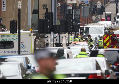 Polizeibeamte am Tatort in der West George Street, Glasgow, wo ein Mann von einem bewaffneten Offizier erschossen wurde, nachdem ein anderer Offizier bei einem Angriff verletzt wurde. Stockfoto