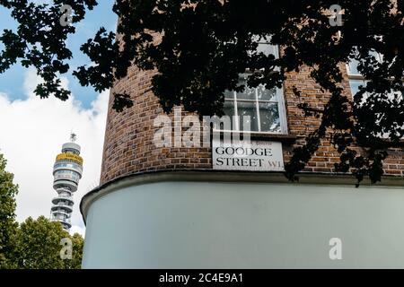 Charlotte Straßenname auf dem Gebäude mit W1 Postleitzahl darauf. Charlotte Street ist eine Straße in Fitzrovia, im Zentrum von London. Benannt zu Ehren von Königin Char Stockfoto