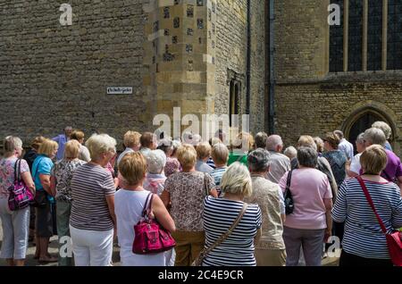 Eine Gruppe von Senioren, Mitglieder der Universität des Dritten Alters, auf einer Führung durch Dorchester Abbey, Oxfordshire, Großbritannien Stockfoto