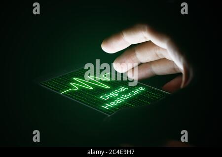 Digitales Gesundheitskonzept, man Hand mit Smartphone und virtuellem Bildschirm. Stockfoto