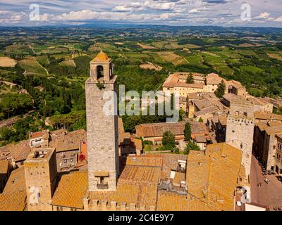 Luftaufnahme von Torre Rognosa und San Gimignano, Toskana, Italien. Stockfoto