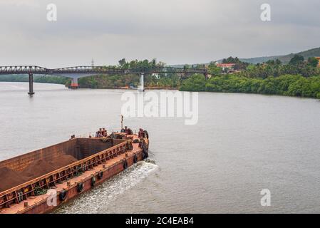 GOA, INDIEN - 05. Mai 2020: Lastkähne, die Bergbauerz für den Export in Borim, Goa transportieren. Stockfoto