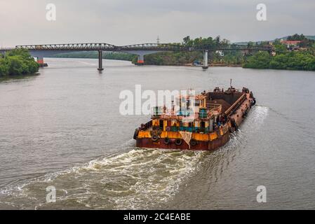 GOA, INDIEN - 05. Mai 2020: Lastkähne, die Bergbauerz für den Export in Borim, Goa transportieren. Stockfoto