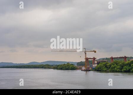 SOUTH GOA, INDIEN - 05. Mai 2020: Lastkähne, die Bergbauerz für den Export in Borim, Goa transportieren. Stockfoto