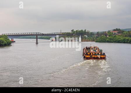 SOUTH GOA, INDIEN - 05. Mai 2020: Lastkähne, die Bergbauerz für den Export in Borim, Goa transportieren. Stockfoto