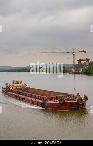 SOUTH GOA, INDIEN - 05. Mai 2020: Lastkähne, die Bergbauerz für den Export in Borim, Goa transportieren. Stockfoto