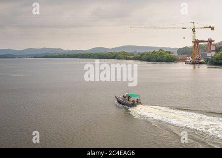 SOUTH GOA, INDIEN - 05. Mai 2020: Lastkähne, die Bergbauerz für den Export in Borim, Goa transportieren. Stockfoto