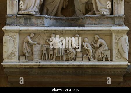 Meister der Holz- und Steinarbeiter Flachrelief Detail, Orsanmichele Kirche, Florenz, Italien, touristischer Ort Stockfoto