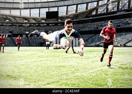 Digitale Composite-Bild von Rugby-Spieler springen mit dem Ball im Sportstadion Stockfoto