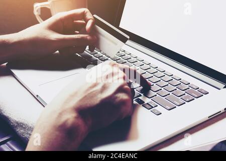 Mann mit Kreditkarte und Laptop für Online-Shopping. Stockfoto