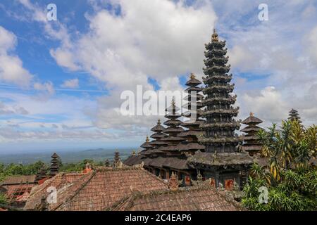 Traditionelle balinesische Dächer in Pura Penataran Agung Besakih compl Stockfoto