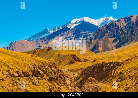 Aride Landschaft Szene im aconcagua Nationalpark, mendoza Provinz, argentinien Stockfoto