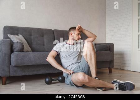 Müde nach dem Training und Training. Übertraining zu Hause während der Selbstisolation Stockfoto