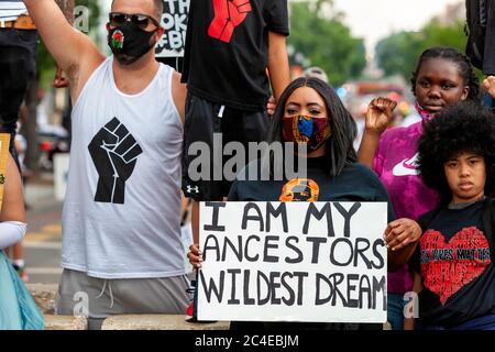 Ein junger Protestler hält ein Schild mit der Aufschrift "Ich bin der wildeste Traum meiner Vorfahren" am Juneteenth in Black Lives Matter Plaza, Washington, DC, USA Stockfoto