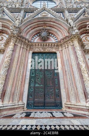 Bronzetür bekannt als Porta della Riconoscenza, zentrale Tür an der Westfront der Kathedrale von Siena, Italien, Stockfoto