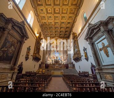 Das Schiff und der Altar der Chiesa della Santissima Annunziata. Santa Maria della Scala. Siena. Stockfoto