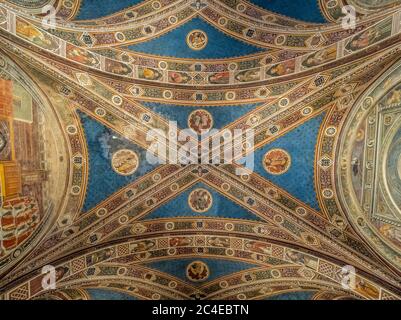 Pellegrinaio Raum gewölbte Decke in Santa Maria della Scala, Siena, Italien. Stockfoto