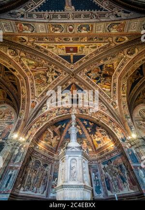 Taufbecken in Baptisterium des heiligen Johannes, Kathedrale von Siena. Siena. Italien. Stockfoto