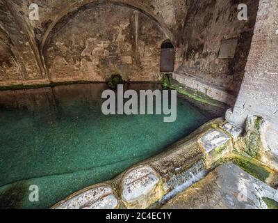 Fontebranda, Siena, Brunnen aus dem 13. Jahrhundert und gotische Bögen, die von Aquädukten gespeist werden, Siena. Italien. Stockfoto