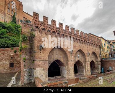 Fontebranda, Siena, Brunnen aus dem 13. Jahrhundert und gotische Bögen, die von Aquädukten gespeist werden, Siena. Italien. Stockfoto