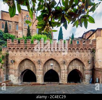 Fontebranda, Siena, Brunnen aus dem 13. Jahrhundert und gotische Bögen, die von Aquädukten gespeist werden, Siena. Italien. Stockfoto