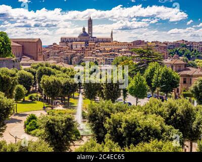 Erhöhte Ansicht von Giardini la Lizza mit der Nordwestseite der Kathedrale von Siena am Horizont.Toskana, Italien. Stockfoto