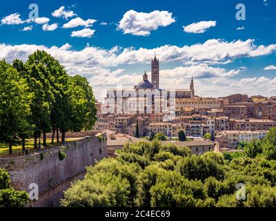 Erhöhte Ansicht von Giardini la Lizza mit der Nordwestseite der Kathedrale von Siena am Horizont.Toskana, Italien. Stockfoto