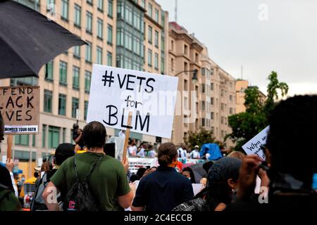 Militärveteranen tragen Schilder, die gegen Polizeibrutalität protestieren, Black Lives Matter Plaza, Washington, DC, USA Stockfoto