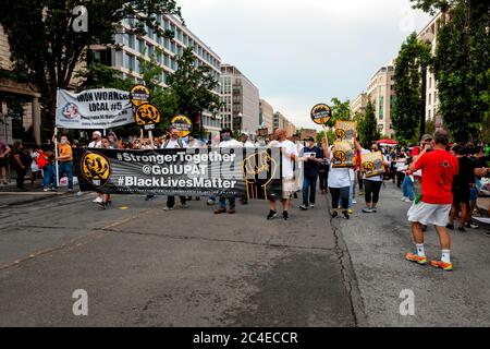 Mitglieder der IUPAT-Gewerkschaft marschieren in Black Lives Matter Plaza, um gegen die Brutalität der Polizei zu protestieren, während der Feierlichkeiten zum 11. Juni in Washington, DC, USA Stockfoto