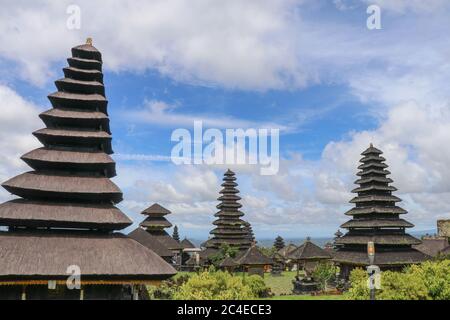 Traditionelle balinesische Dächer in Pura Penataran Agung Besakih compl Stockfoto