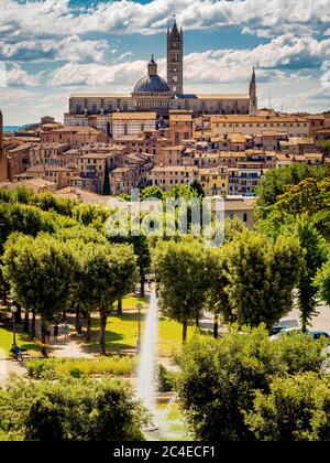 Erhöhte Ansicht von Giardini la Lizza mit der Nordwestseite der Kathedrale von Siena am Horizont.Toskana, Italien. Stockfoto