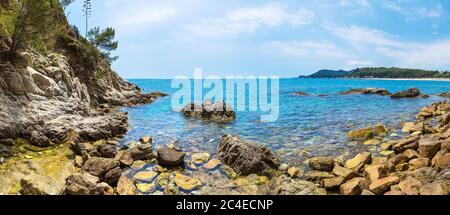 Panorama der Felsen an der Küste von Lloret de Mar in einem schönen Sommertag, Costa Brava, Katalonien, Spanien Stockfoto