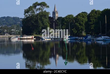 Truro Kathedrale spiegelt sich im Fluss am Morgen Stockfoto