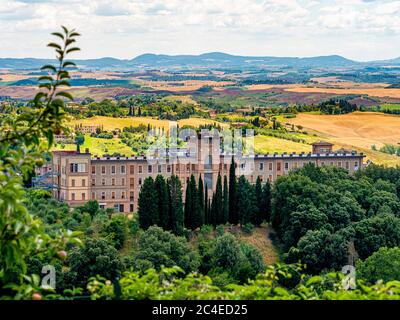 Luftaufnahme von Siena mit Villa il Pavone und der toskanischen Landschaft in der Ferne. Italien. Stockfoto