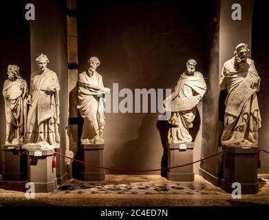 Giovanni Pisano Statuen, ursprünglich von der Außenfassade der Kathedrale von Siena, jetzt Exponate im Dom Museum. Italien. Stockfoto