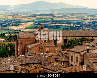 Luftaufnahme des Klosters von St. Augustine und der toskanischen Landschaft in der Ferne. Italien. Stockfoto