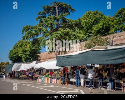 La Lizza Street Markt findet jeden Mittwoch Morgen in Siena. Italien. Stockfoto